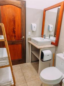 Fotografie z fotogalerie ubytování Tinajas Arenal Lakefront Lodge v destinaci Nuevo Arenal + 53 fotografií