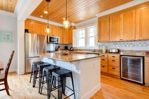 Η κουζίνα ή μικρή κουζίνα στο Blue Lantern Cottage by Seabrook Hospitality