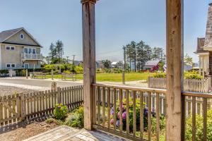 Κήπος έξω από το Blue Lantern Cottage by Seabrook Hospitality