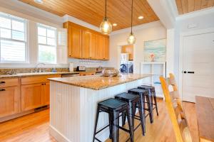 Η κουζίνα ή μικρή κουζίνα στο Blue Lantern Cottage by Seabrook Hospitality