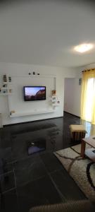 TV a/nebo společenská místnost v ubytování Apartman Kalina