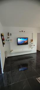 TV a/nebo společenská místnost v ubytování Apartman Kalina