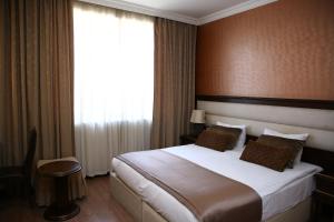 een hotelkamer met een bed en een raam bij Smith Hotel Baku in Baku