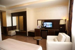 TV a/nebo společenská místnost v ubytování Smith Hotel Baku