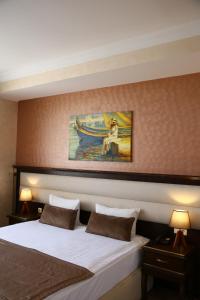 Postel nebo postele na pokoji v ubytování Smith Hotel Baku