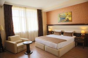 Postel nebo postele na pokoji v ubytování Smith Hotel Baku
