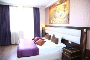 Postel nebo postele na pokoji v ubytování Smith Hotel Baku