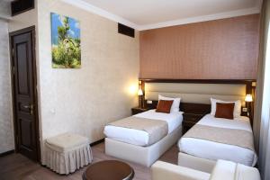 Postel nebo postele na pokoji v ubytování Smith Hotel Baku