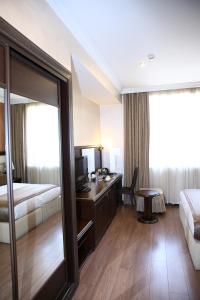 Postel nebo postele na pokoji v ubytování Smith Hotel Baku