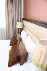 Postel nebo postele na pokoji v ubytování Smith Hotel Baku