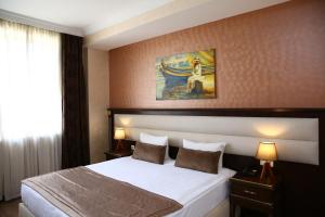 Postel nebo postele na pokoji v ubytování Smith Hotel Baku