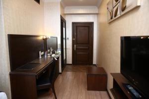 TV a/nebo společenská místnost v ubytování Smith Hotel Baku