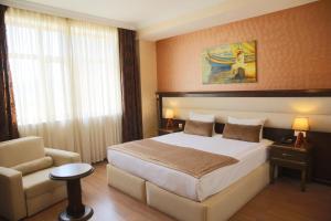Postel nebo postele na pokoji v ubytování Smith Hotel Baku