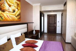 Postel nebo postele na pokoji v ubytování Smith Hotel Baku