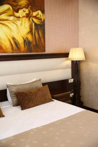 Postel nebo postele na pokoji v ubytování Smith Hotel Baku