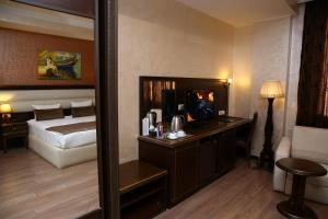 Postel nebo postele na pokoji v ubytování Smith Hotel Baku