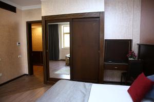 Postel nebo postele na pokoji v ubytování Smith Hotel Baku