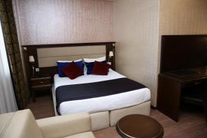 Postel nebo postele na pokoji v ubytování Smith Hotel Baku