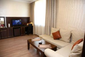 TV a/nebo společenská místnost v ubytování Smith Hotel Baku