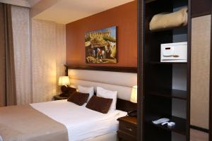 Postel nebo postele na pokoji v ubytování Smith Hotel Baku