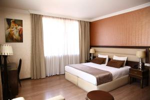 Postel nebo postele na pokoji v ubytování Smith Hotel Baku