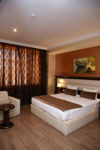 Postel nebo postele na pokoji v ubytování Smith Hotel Baku