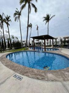 una gran piscina con palmeras y cenador en Tu casa en Mazatlán,, en La Florida