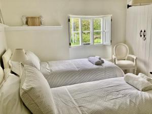 Postel nebo postele na pokoji v ubytování Tythe Barn Cottage