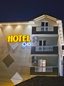 un panneau d'hôtel sur le côté d'un bâtiment dans l'établissement Hotel 045, à Shkodër