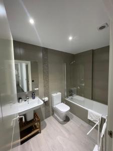 Apartamento Rústico في Ochandiano: حمام مع مرحاض ومغسلة وحوض استحمام