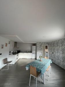 Apartamento Rústico في Ochandiano: غرفة مع طاولة وكراسي ومطبخ