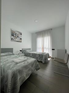 Ochandiano的住宿－Apartamento Rústico，一间卧室设有两张床和窗户。