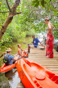 een groep mensen op een steiger met boten bij Secreto Hostel in Isla Grande