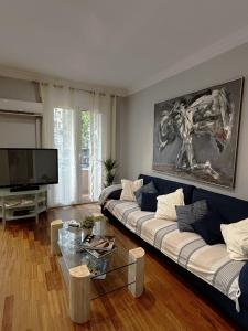 バルセロナにあるグラシア アパートメントのリビングルーム(ソファ、テレビ付)