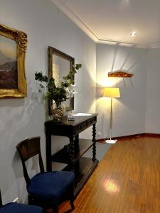バルセロナにあるグラシア アパートメントのテーブル、鏡、ランプ付