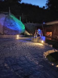 uma vista nocturna para um pátio de pedra com luzes em Casa do Outeiro em Arcos de Valdevez