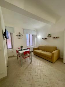 a living room with a couch and a table at La Conchiglia in Lerici