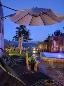 een paraplu bovenop een tafel bij Casa do Outeiro in Arcos de Valdevez