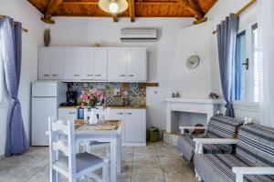 kuchnia i salon ze stołem i kanapą w obiekcie Anesis Apartment 2 Fireplace w mieście Skopelos +19 zdjęć