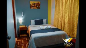 una piccola camera da letto con un letto e una finestra di Hotel Wayra Dreams a Cuzco