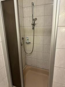 um chuveiro com uma mangueira na casa de banho em Leo's Pension em Bad Schallerbach