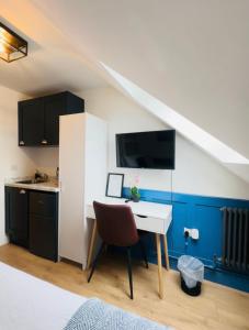 a small kitchen with a desk in a room at Sun Guest House Cambridge in Cambridge +37 photos