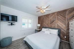 una camera da letto con un letto e un ventilatore a soffitto di New Listing Stunning view Cypress Beachfront suite a Clearwater Beach