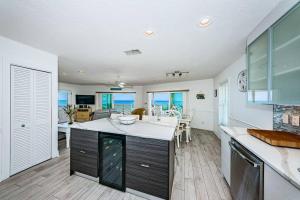 una cucina con un'ampia isola e un piano di lavoro di New Listing Stunning view Cypress Beachfront suite a Clearwater Beach