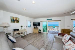 un soggiorno con un divano, un tavolo e una televisione di New Listing Stunning view Cypress Beachfront suite a Clearwater Beach