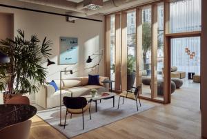 Luxury Penthouse I Rooftop Pool I Self Check-in的休息区