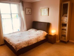 Habitación pequeña con cama y ventana en Hope & Anchor, Hadrian's Wall, Port Carlisle, Solway Firth, Area of Natural Beauty en Port Carlisle