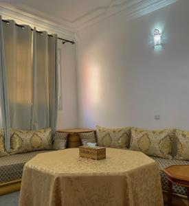 エッサウィラにあるCozy, Family-Friendly Apartment near Medina & Beachのソファとテーブルのあるリビングルーム