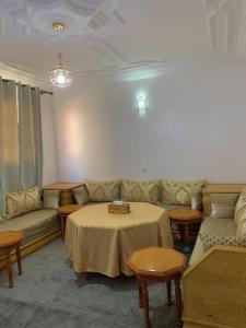 エッサウィラにあるCozy, Family-Friendly Apartment near Medina & Beachのソファ、テーブル、椅子が備わる客室です。