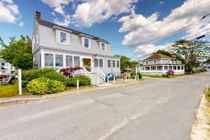 una casa blanca en una calle con casas en Waterside Beach House, en Wareham